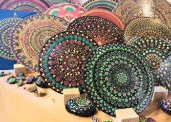 شابة سورية تدخل “غينيس” بأكبـــــر لوحة (ماندالا) دوائر البهجة