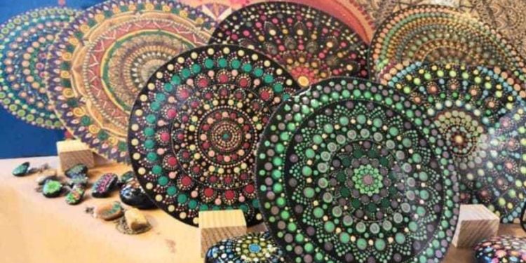 شابة سورية تدخل “غينيس” بأكبـــــر لوحة (ماندالا) دوائر البهجة