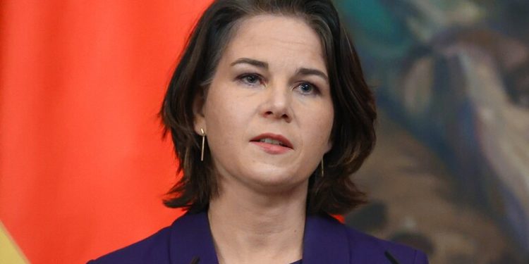 برلين .. رفع العقوبات عن روسيا ممكن فقط بعد سحب قواتها من أوكرانيا