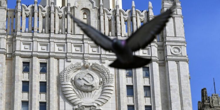 السفير الأمريكي لدى موسكو يصل إلى مبنى الخارجية الروسية بالتزامن مع استدعاء سفير بولندا