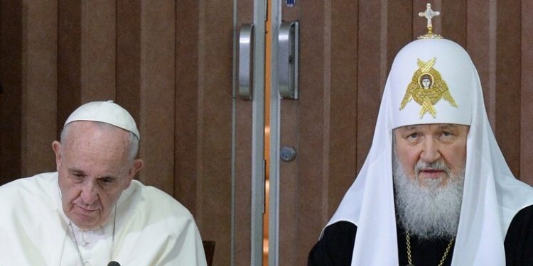 بابا روما يهنئ البطريرك كيريل بيوم اسمه