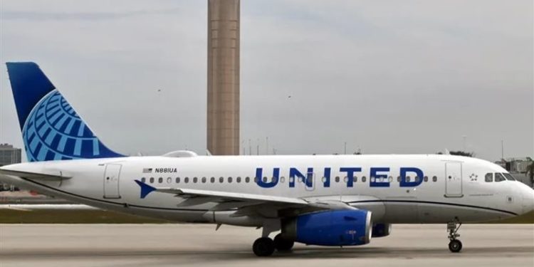 راكب يفتح باب الطائرة أثناء هبوطها بمطار شيكاغو