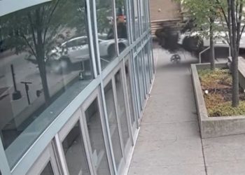  بالفيديو سيارة تقتحم مبنى للمؤتمرات في الولايات المتحدة ,, جنون السرعة