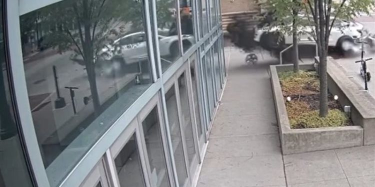  بالفيديو سيارة تقتحم مبنى للمؤتمرات في الولايات المتحدة ,, جنون السرعة