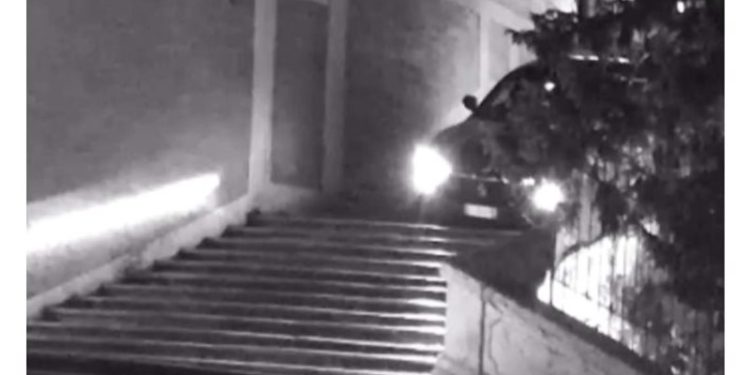 اعتقال سعودي قاد سيارته على السلالم الإسبانية التاريخية بروما + فيديو