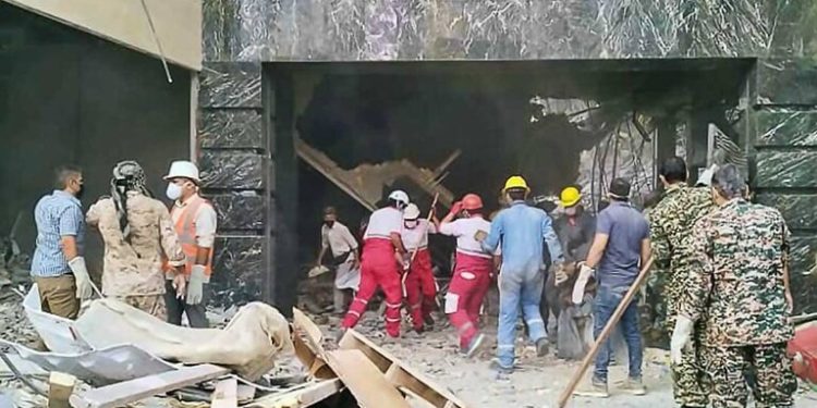 ارتفاع عدد قتلى انهيار مبنى “متروبول” في إيران إلى 34