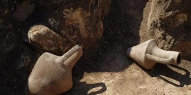 مفاجأة لجنود أوكرانيين أثناء حفر الخنادق .. (كشف أثري بالصدفة)