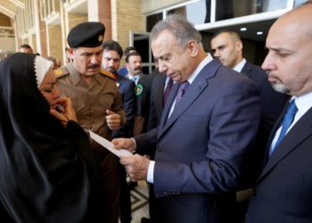 الكاظمي يجري جولة في مبنى أمانة بغداد و يستـــــمع لشكاوى المواطنين ويوجه بتلبيتها