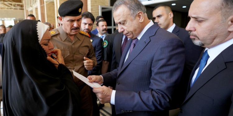 الكاظمي يجري جولة في مبنى أمانة بغداد و يستـــــمع لشكاوى المواطنين ويوجه بتلبيتها