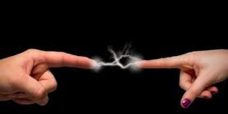 اسباب التعرض للبعض لصدمات كهربائية باستمرار من خلال اللمس