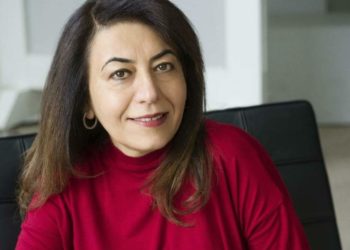 دنيا ميخائيل تنال جائزة الشارقة للثقافة العربية