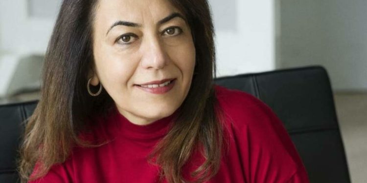 دنيا ميخائيل تنال جائزة الشارقة للثقافة العربية