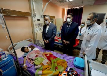 الكاظمي يزور أطفال مرضى السرطان الراقدين في مستشفى مدينة الطب