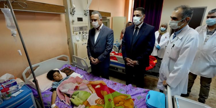 الكاظمي يزور أطفال مرضى السرطان الراقدين في مستشفى مدينة الطب