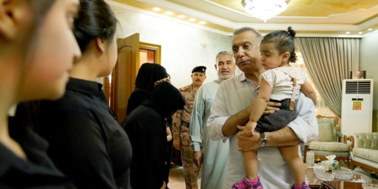 الكاظمي يتفقد عدداً من عوائل شهداء قواتنا الأمنية