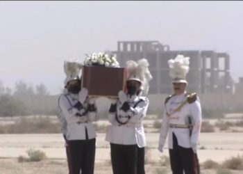 وصول جثمان الشاعر مظفر النوّاب إلى مطار بغداد