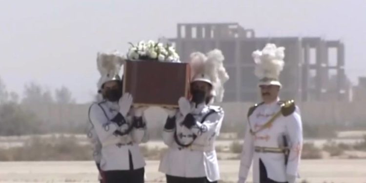 وصول جثمان الشاعر مظفر النوّاب إلى مطار بغداد