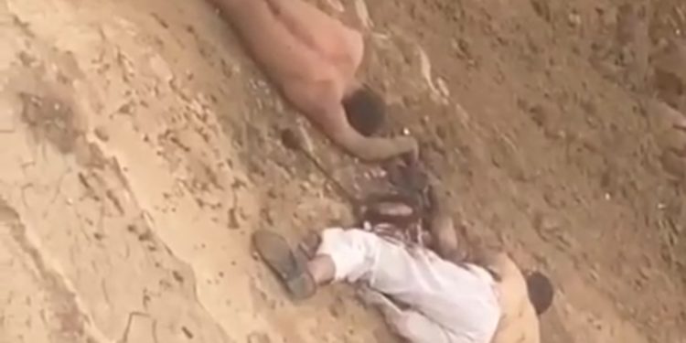 بالفيديو طيران الجيش يقضي على عجلة يستقلها عناصر عصابات داعش  قرب أحد الإنفاق جنوبي الحضر