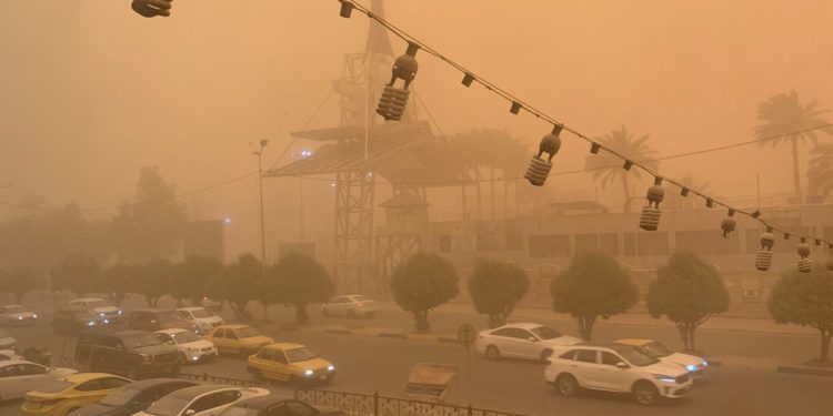 بالصور وصول العاصفة الترابية الى سماء بغداد