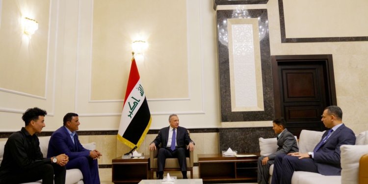 الكاظمي يستقبل أحد الطلبة الأيزيديين المتفوقين ممن كان مختطفاً لدى داعش