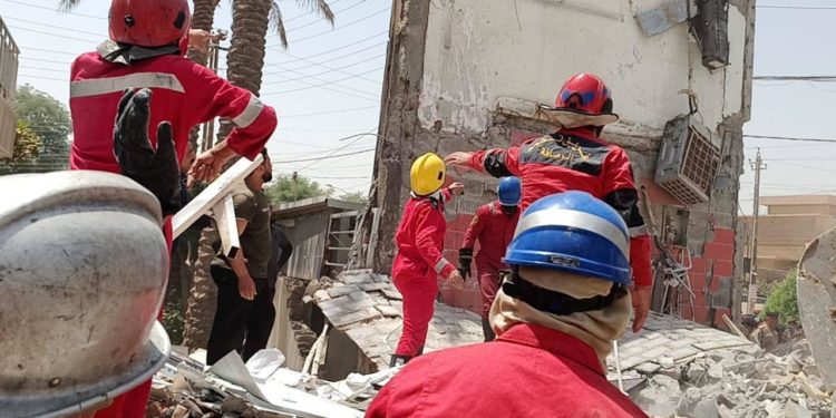 نقل عامل من تحت أنقاض المطعم المُنهار في الجادرية إلى المستشفى