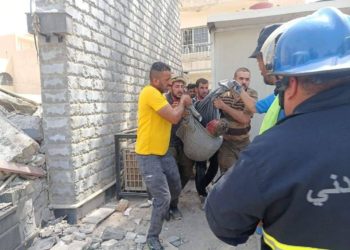 وجود أشخاص محاصرين داخل مبنى المطعم المنهار في الجادرية + صور