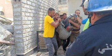 وجود أشخاص محاصرين داخل مبنى المطعم المنهار في الجادرية + صور