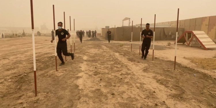 بالصور “جهاز مكافحة الإرهاب” يجري تدريبات وسط العواصف الترابية