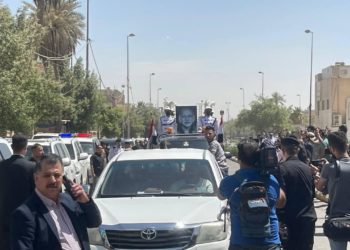 وصول جثمان الشاعر مظفر النوّاب إلى “مقر اتحاد الاُدباء” قبيل انطلاق مراسم التشييع