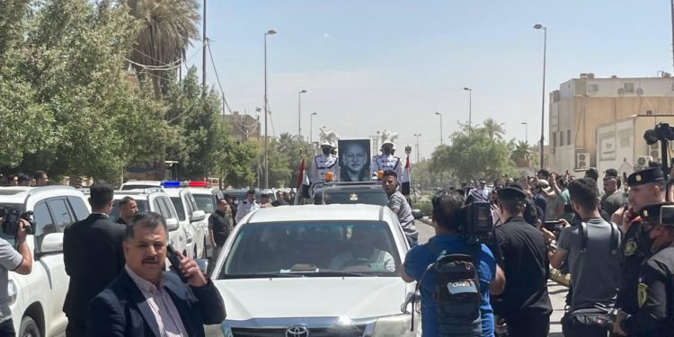 وصول جثمان الشاعر مظفر النوّاب إلى “مقر اتحاد الاُدباء” قبيل انطلاق مراسم التشييع