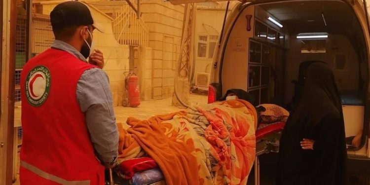 فرق الهلال الأحمر تتفقد شوارع بغداد بالتزامن مع العاصفة الغبارية