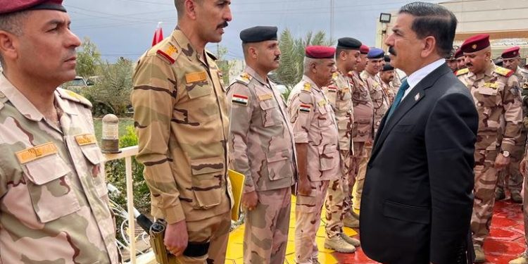 وزير الدفاع يصل صلاح الدين ويطلع على سير العمليات العسكرية