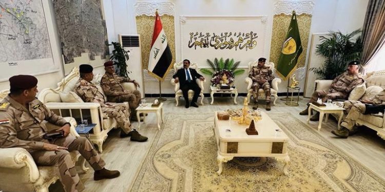 وزير الدفاع يصل إلى قيادة عمليات سامراء