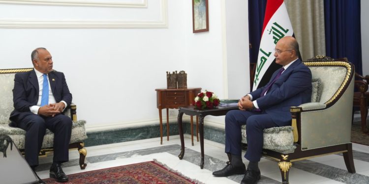 رئيس الجمهورية و السفير الفنزويلي يبحثان (العلاقات الثنائية) بين البلدين