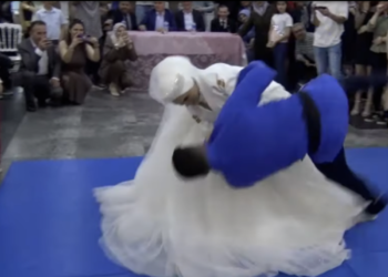 بالفيديو (عروس تركية تطرح زوجها أرضا) فــــــــــي حفل زفافهما