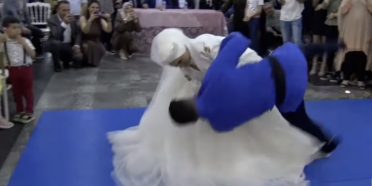 بالفيديو (عروس تركية تطرح زوجها أرضا) فــــــــــي حفل زفافهما