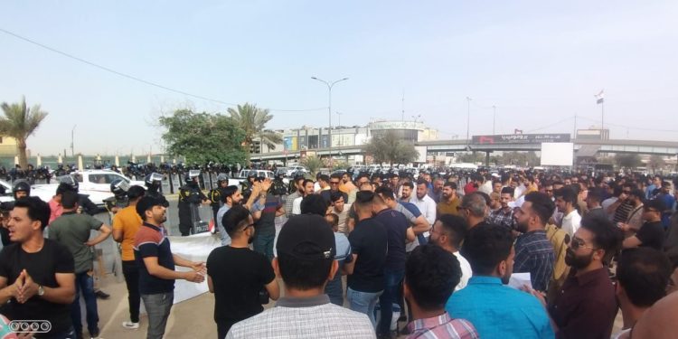 تظاهرة أمام مبنى وزارة النفط في بغداد