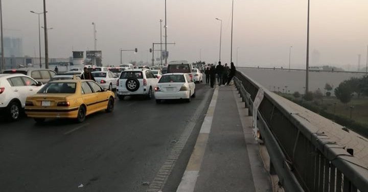 القبض على (7 أشخاص) متلبسين بسرقة “السور الحديدي” لجسر منطقة الشعب