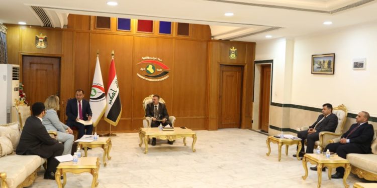 النزاهة تبحث مع السفارة الأمريكية ملفات (14 مدانا) يقيمون في الولايات المتحدة