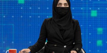 المذيعات يظهرن بالنقــــــاب على شاشات التلفزيونات الأفغانية