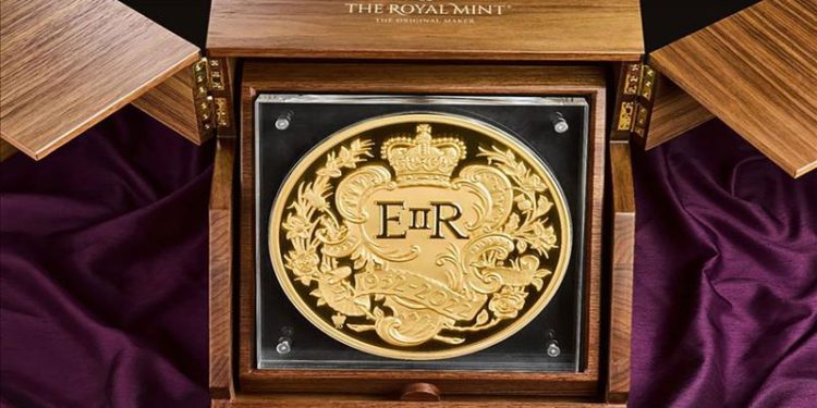 بريطانيا تسك أكبر عملة احتفالا باليـــــوبيل الماسي للملكة ،، (من الذهب الخالص)