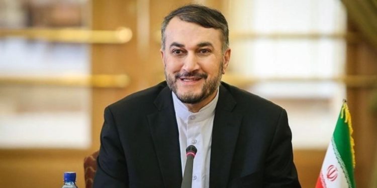 وزير الخارجية الإيراني يرجح أن يجتمع بنظيره السعودي في (دولة ثالثة)