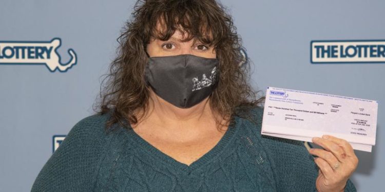 سيدة تربح 40 مليون $ من ورقة يانصيب