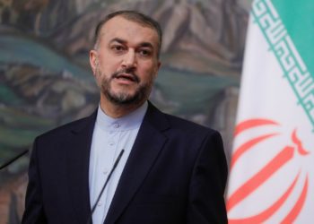 وزير الخارجية الإيراني يطلب من نظيره العراقي متابعة ملف (موجات الغبار) مع السعـــــودية