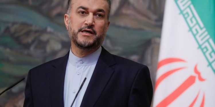 وزير الخارجية الإيراني يطلب من نظيره العراقي متابعة ملف (موجات الغبار) مع السعـــــودية