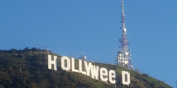 لافتة “هوليوود الشهيرة” تواجه خطر الإزالة والسكان يشكون السياح الذين يفسدون حدائقهم