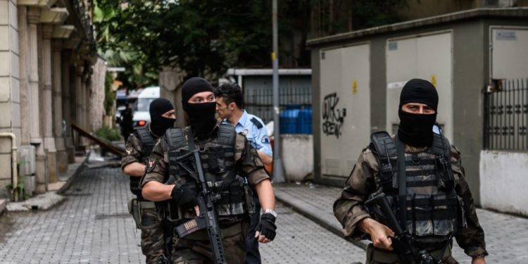 تركيا توقف (7 عراقيين) بتهمة الانتماء لتنظيم داعش