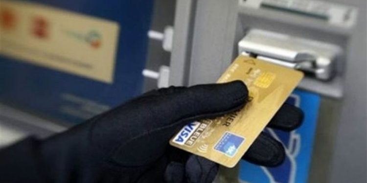 موظف يهرب بعد ان صرف له ضعف راتبه عن طريق الخطأ