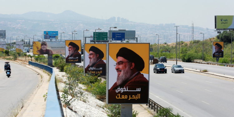 صور “حزب الله” على طريق مطار بيروت مع انطلاق الموسم السياحي
