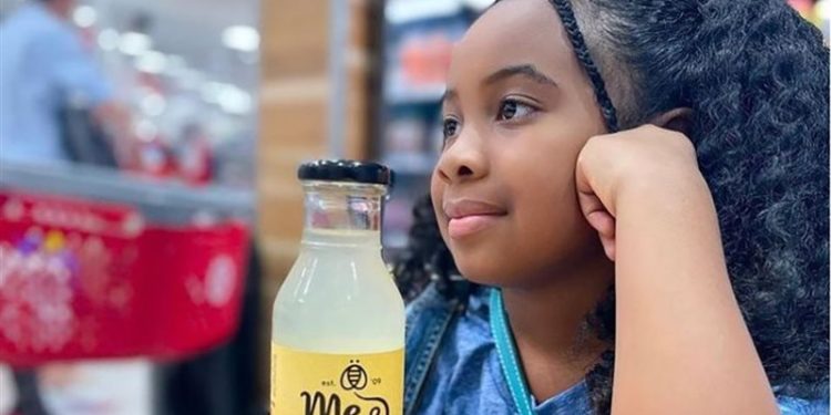 مراهقة اصبحت مليــــونيرة من صناعة عصير الليمون بــطريقتها